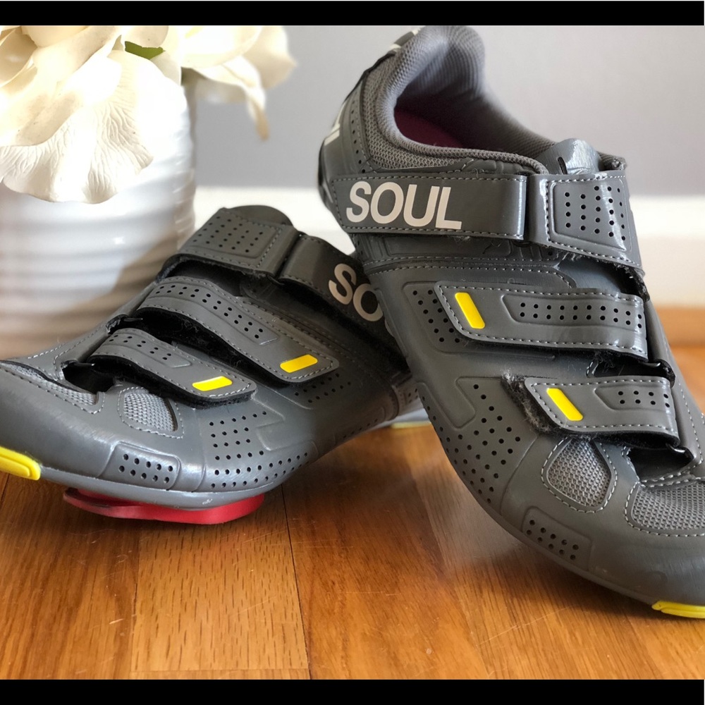 Soul Cycle spinning shoes size 10. Barely used.